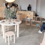 オープンした「TSUYAMA FURNITURE」ショールームの店内=岡山県津山市で