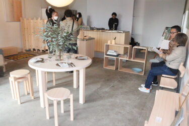 オープンした「TSUYAMA FURNITURE」ショールームの店内=岡山県津山市で