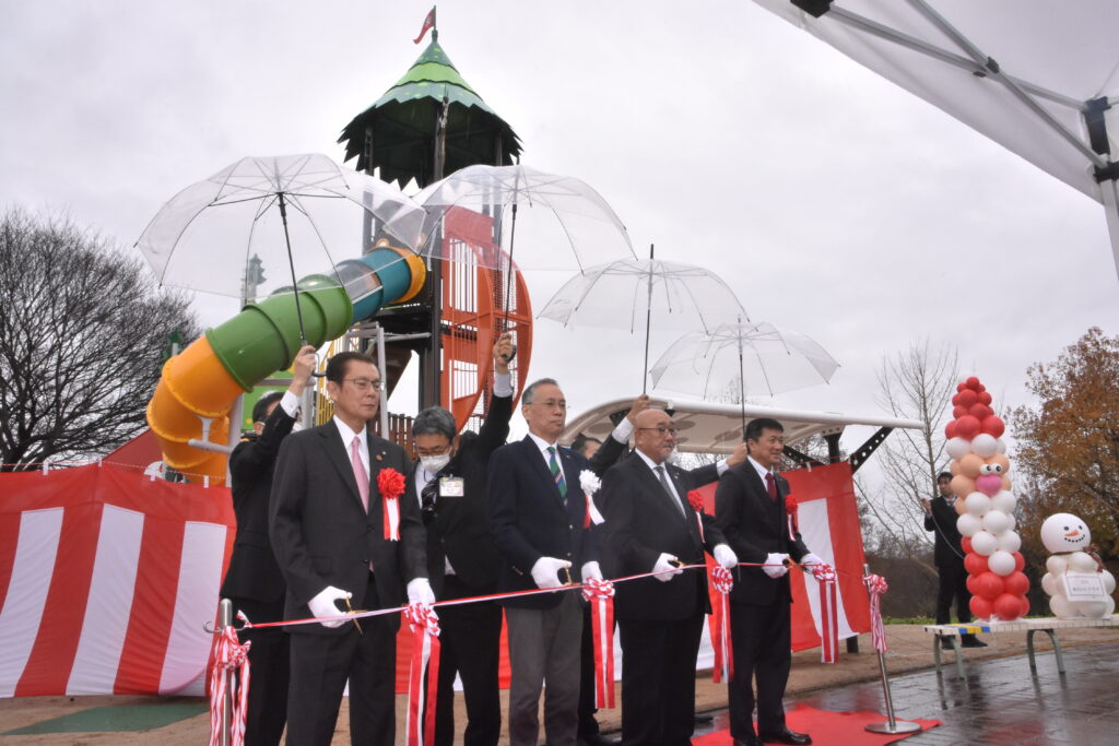 テープカットで新たな大型複合遊具の整備を祝う参加者