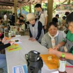 保護者とカレーライスづくりを楽しむ子どもら=岡山県津山市で