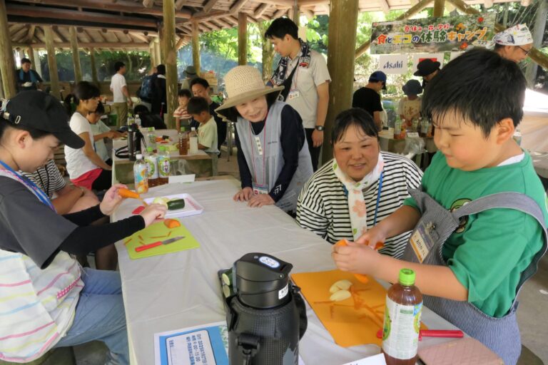 保護者とカレーライスづくりを楽しむ子どもら=岡山県津山市で