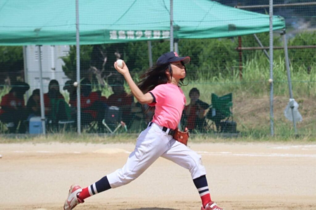 津山中央フェニックスでプレーする、髪を伸ばしていた時の優君(母・律子さん提供)