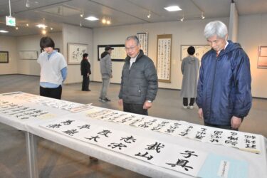 書道会員の秀作に見入る来場者=岡山県津山市で