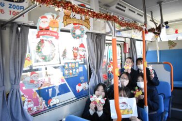 バス車内にデコレーション　コミバスがクリスマス色に　高校生の実習の一環／岡山・津山市