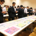 会場にならんだ小学生の力作