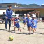 元気いっぱいにボールを追い掛け回す子どもたち=岡山県美作市で