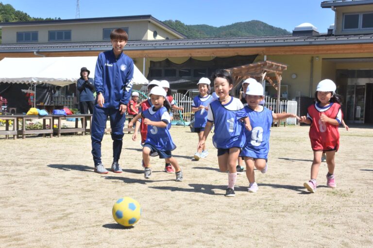元気いっぱいにボールを追い掛け回す子どもたち=岡山県美作市で