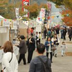地元のグルメが集まった会場=岡山県新見市で
