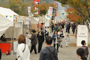 地元のグルメが集まった会場=岡山県新見市で