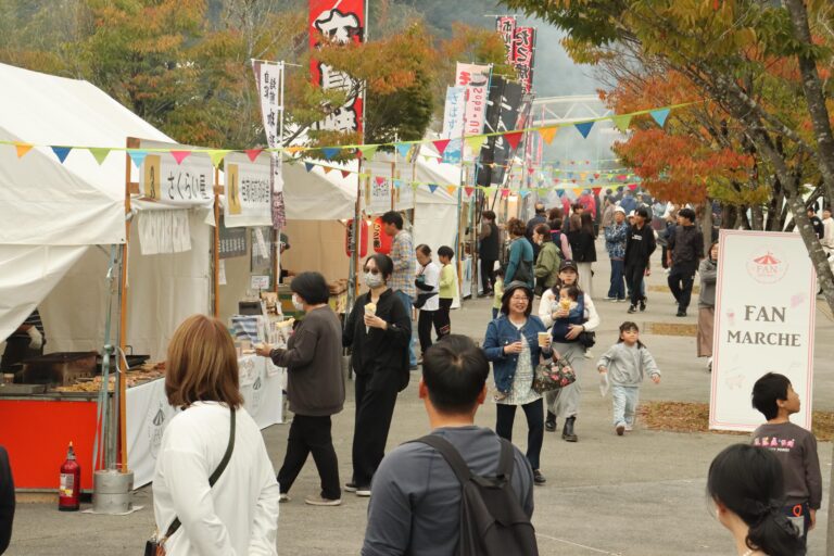 地元のグルメが集まった会場=岡山県新見市で