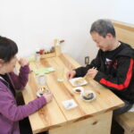店自慢の一品を味わう参加者＝岡山県津山市で