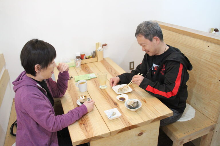 店自慢の一品を味わう参加者＝岡山県津山市で
