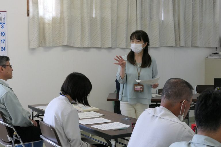 伝わりやすい話し方について講義する中村さん