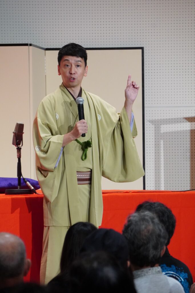 観客に語りかける立川晴の輔さん