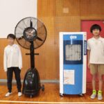 永礼産業から寄贈された大型扇風機と気化式冷風機=岡山県津山市で