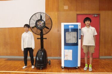 永礼産業から寄贈された大型扇風機と気化式冷風機=岡山県津山市で