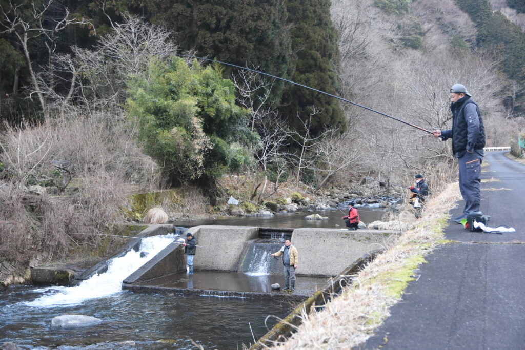 渓流釣りを楽しむ人たち