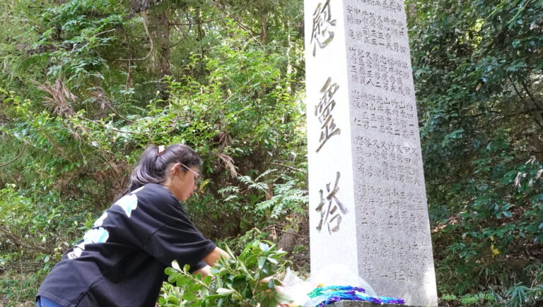 慰霊碑に千羽鶴を供える児童代表=岡山県津山市で