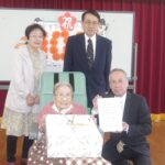 満100歳の誕生日を迎える平田さん=岡山県勝央町で