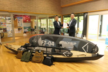 田村駒が寄贈したカヤックやSUPなどの資器材＝岡山県鏡野町で