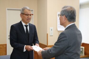 義援金を太田市長に手渡す三木支部長（左）=岡山県真庭市で