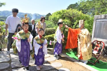 山門で洒水（しゃすい）を受ける稚児行列=岡山県津山市で