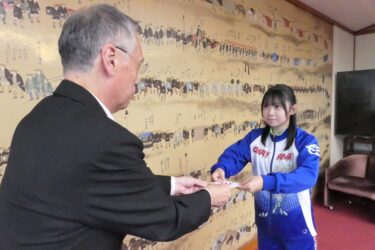 激励金を受け取る町田さん=岡山県津山市で