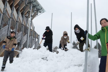 作業に励むボランティアたち=岡山県真庭市で