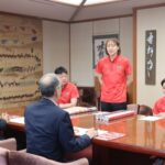 谷口市長に成績などを報告する谷口選手ら=岡山県津山市で