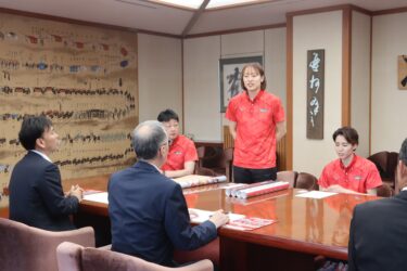 谷口市長に成績などを報告する谷口選手ら=岡山県津山市で