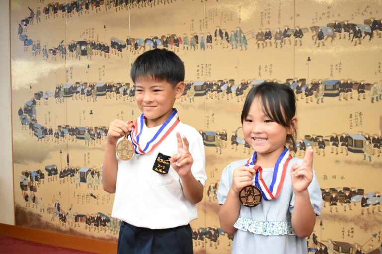 全国大会で優勝した丸尾龍馬君と妹の咲良さん=岡山県津山市で