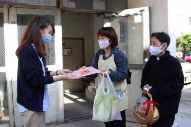 田町保育園、事業所など５カ所に野菜や果物配る