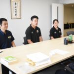 萩原市長と歓談する自衛隊体育学校女子ラグビー班=岡山県美作市で