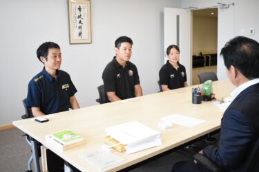 萩原市長と歓談する自衛隊体育学校女子ラグビー班=岡山県美作市で