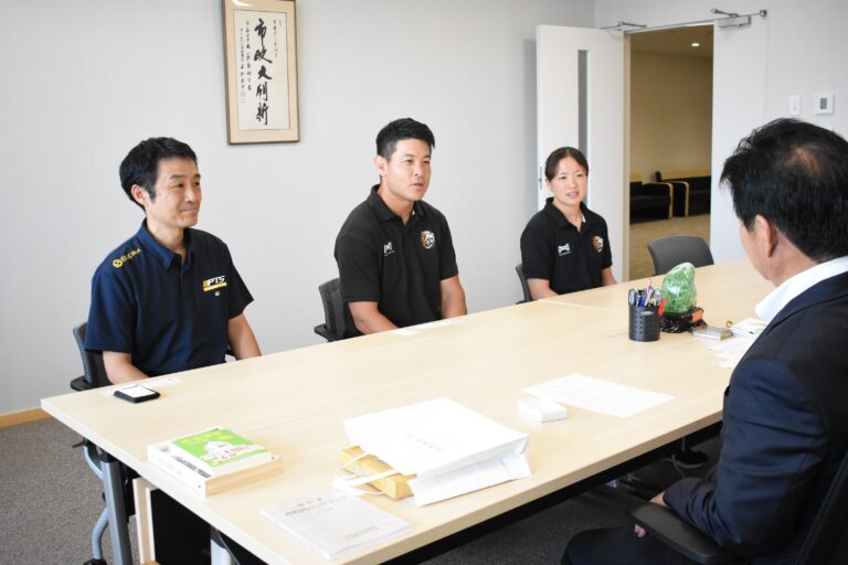 萩原市長と歓談する自衛隊体育学校女子ラグビー班=岡山県美作市で