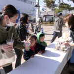 台湾の定番グルメを買い求める来場者