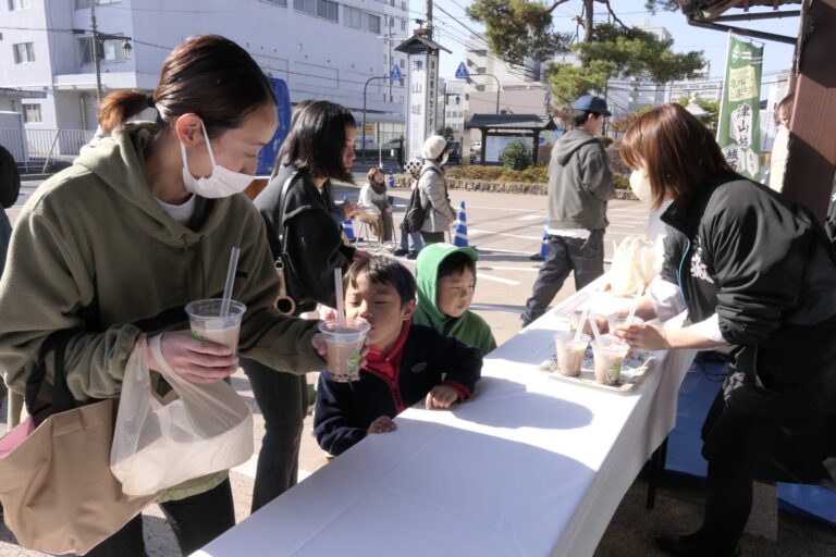 台湾の定番グルメを買い求める来場者