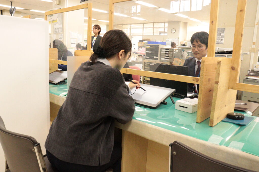 タブレットに署名する利用者