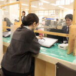 タブレットに署名する利用者