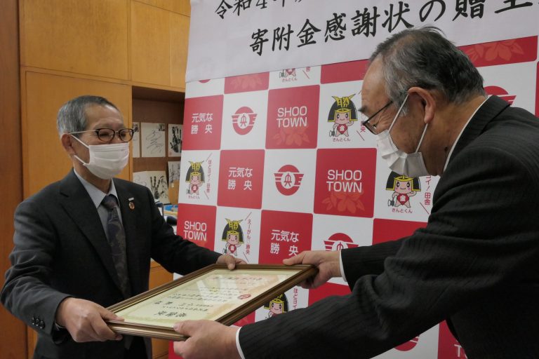 感謝状を受け取るオガワエコノスの小川代表取締役（左）