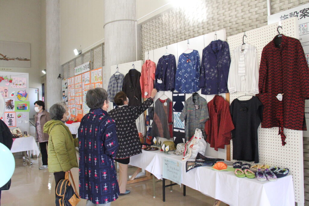 生涯学習作品を観賞する来場者