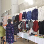 生涯学習作品を観賞する来場者