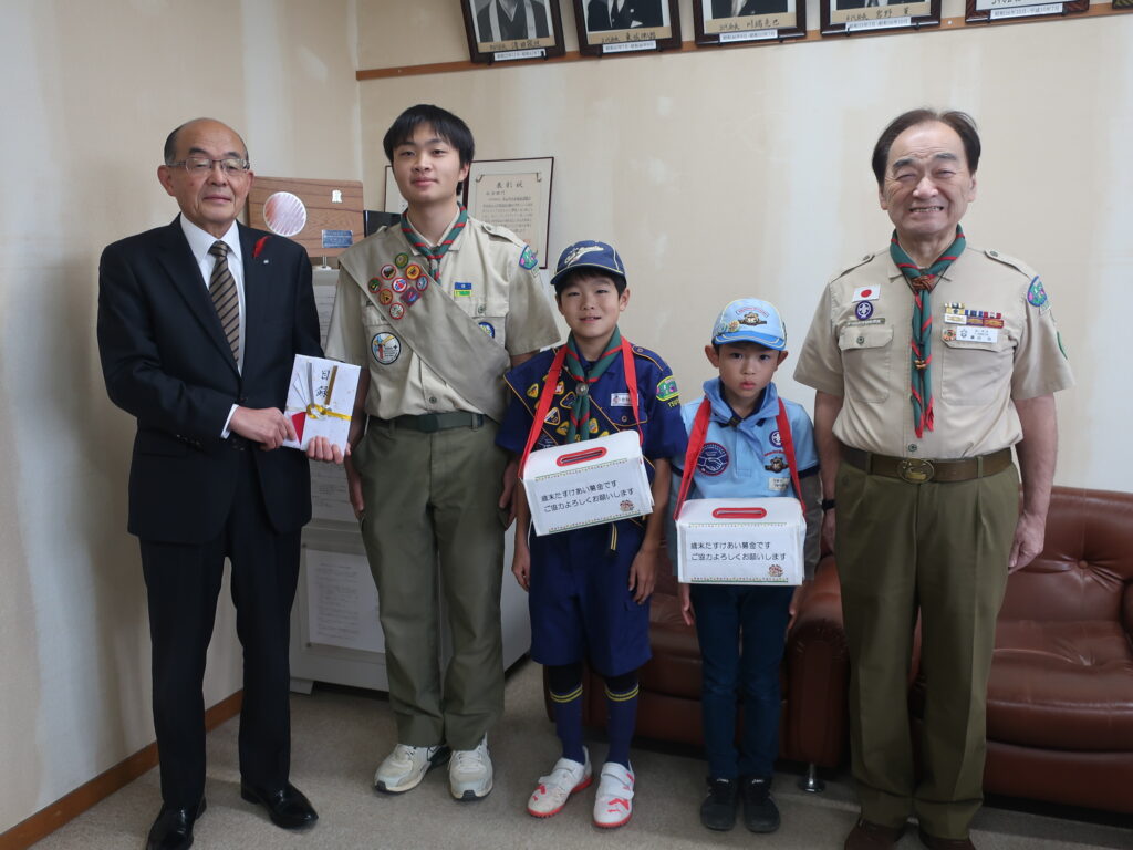 坂手会長（左）とボーイスカウト津山第一団のメンバー