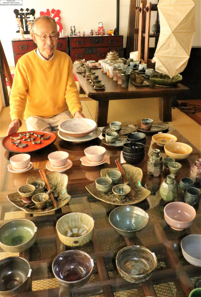 多彩な味わいの作陶と奥田さん=岡山県津山市で