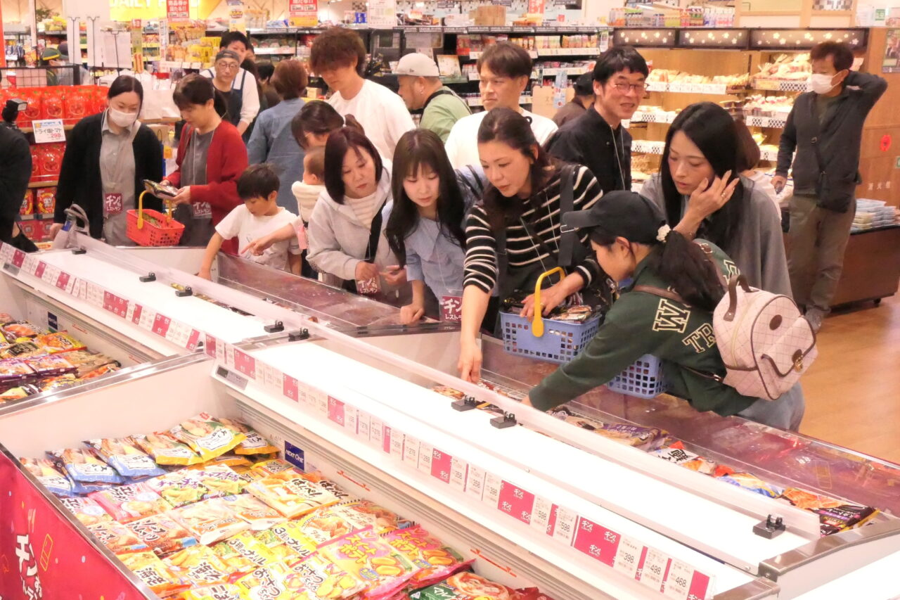 目当ての冷凍食品を選ぶ参加者=岡山県津山市で