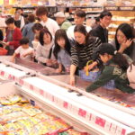 目当ての冷凍食品を選ぶ参加者=岡山県津山市で