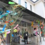 久米郡商工会館前でササ飾りを飾るメンバー=岡山県美咲町で