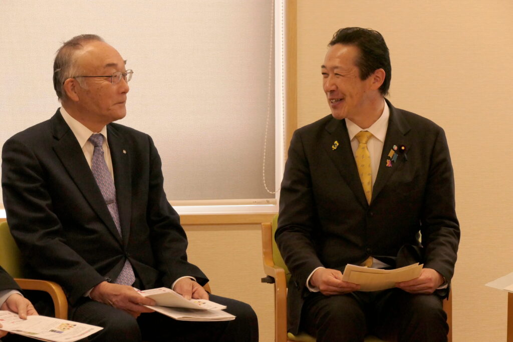 水嶋淳治勝央町長（左）と対話する黄川田大臣=勝央町、どんどん市場で