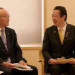 水嶋淳治勝央町長（左）と対話する黄川田大臣=勝央町、どんどん市場で