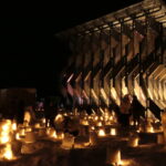 明かりのともったかまくらが並ぶ幻想的な雰囲気の会場=岡山県真庭市で